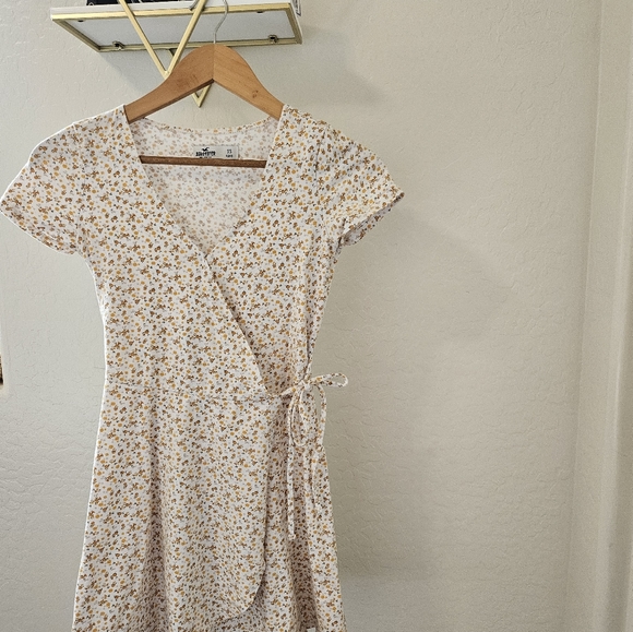Hollister Dresses & Skirts - Yellow floral Hollister dress